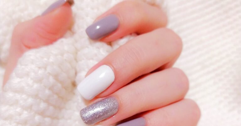 August nails 2026 idea: glazed pink manicure in warm late-summer light