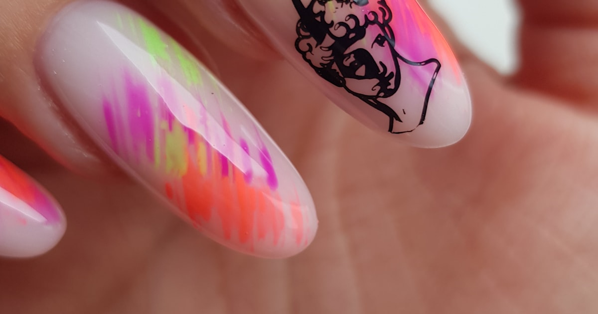 Statement summer nails with abstract neon art details