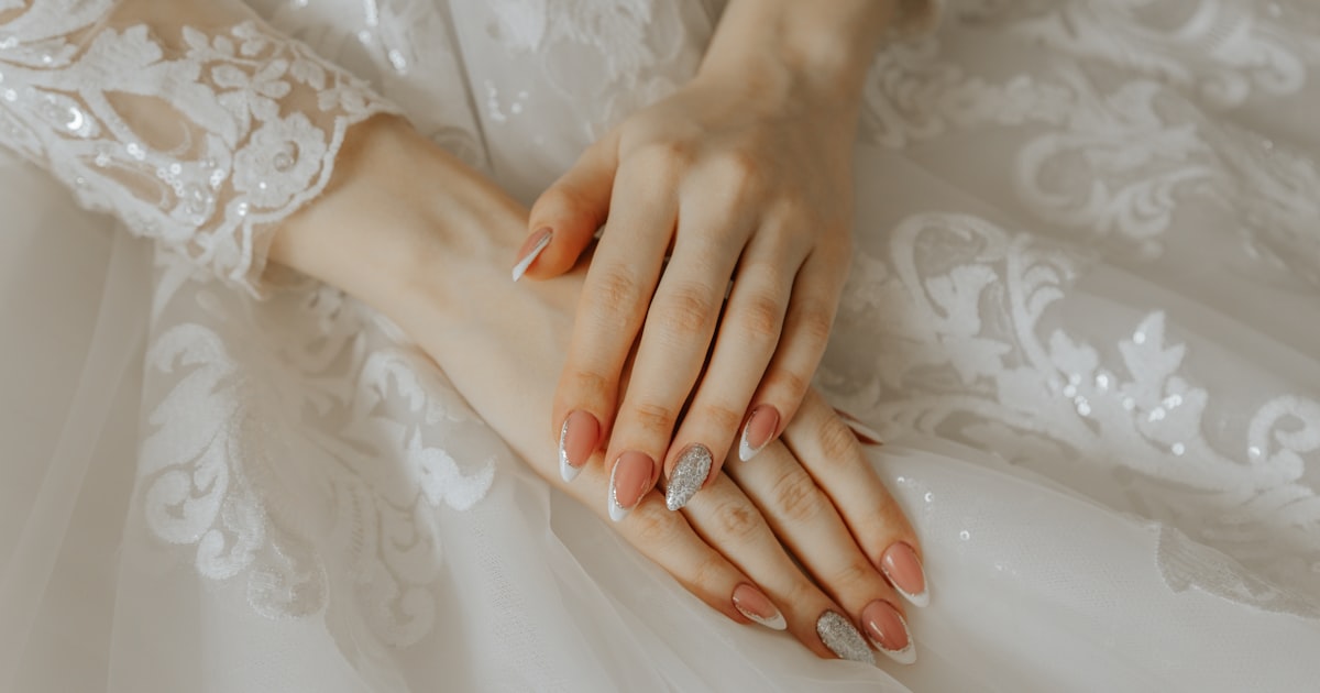 senior picture nails 2026 — camera-ready glossy neutral manicure